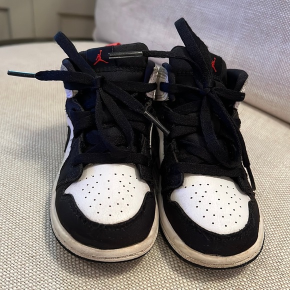 Nike Jordan 1 toddler sneakers - Picture 2 of 9